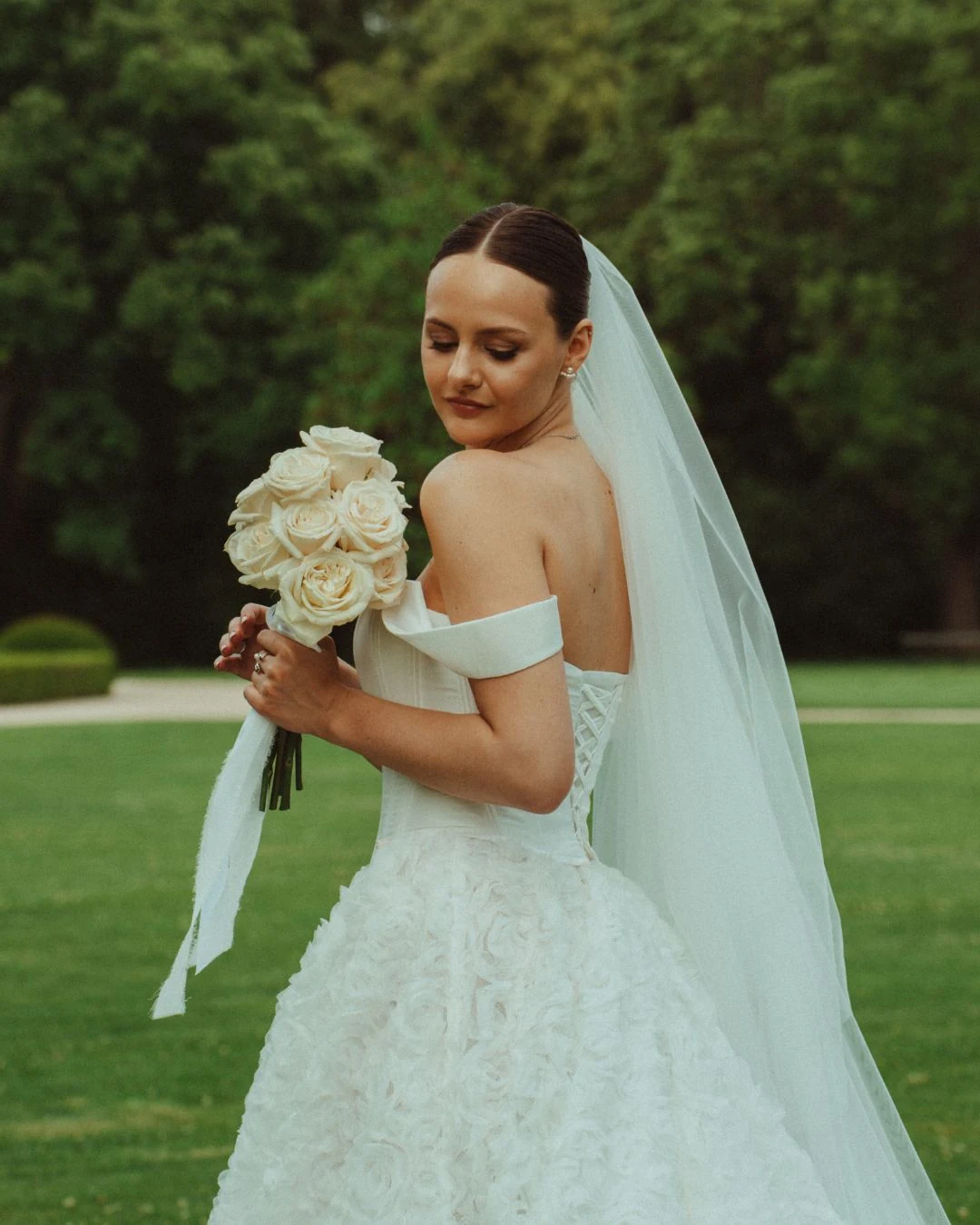 Portret panny młodej z bukietem białych róż